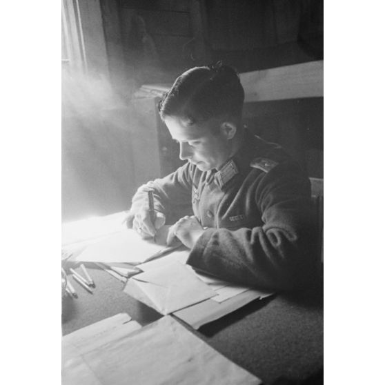 Un lieutenant (Oberleutnant) d'une unité d'infanterie rédige une lettre de condoléances suite au décès d'un soldat.