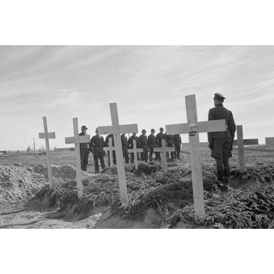 Obsèques d'un fantassin allemand dans un cimetière militaire.