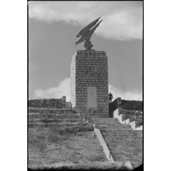 En Crète, sur une colline proche de La Canée, le monument construit en l'honneur des troupes aéroportées allemandes après l'opération Merkur.