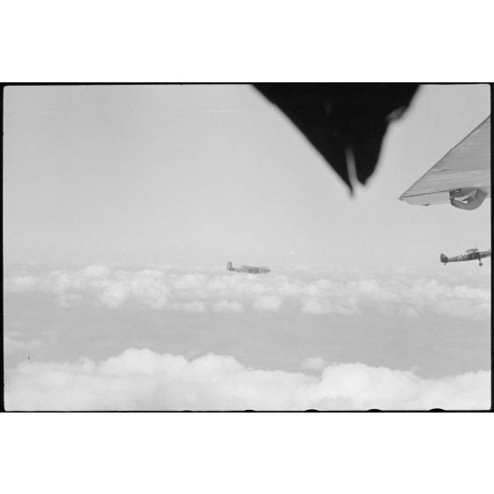 Parti du terrain d'aviation de Valence, un vol d'entraînement de jeunes pilotes de planeurs du IIIe groupe du Luftlandegeschwader 1.