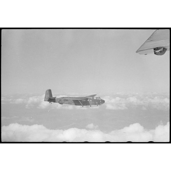 Parti du terrain d'aviation de Valence, un vol d'entraînement de jeunes pilotes aux commandes de planeurs du IIIe groupe du Luftlandegeschwader 1.