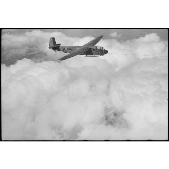 Parti du terrain d'aviation de Valence, un vol d'entraînement de jeunes pilotes aux commandes de planeurs du IIIe groupe du Luftlandegeschwader 1.