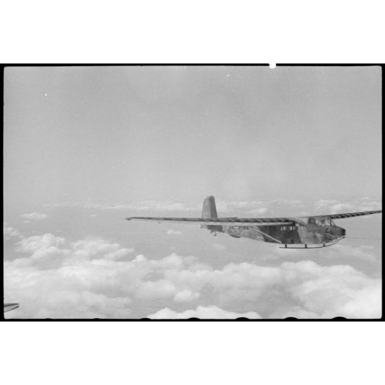 Parti du terrain d'aviation de Valence, un vol d'entraînement de jeunes pilotes aux commandes de planeurs du IIIe groupe du Luftlandegeschwader 1.