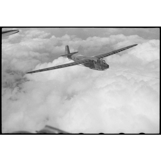 Parti du terrain d'aviation de Valence, un vol d'entraînement de jeunes pilotes aux commandes de planeurs du IIIe groupe du Luftlandegeschwader 1.