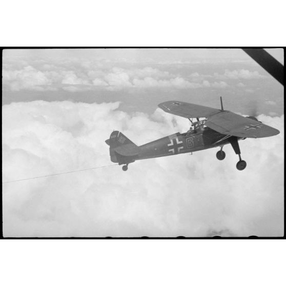 Parti du terrain d'aviation de Valence, un vol d'entraînement de jeunes pilotes aux commandes de planeurs du IIIe groupe du Luftlandegeschwader 1.