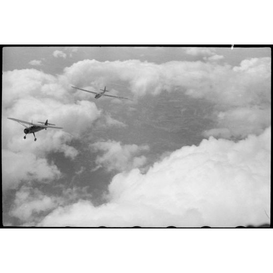 Parti du terrain d'aviation de Valence, un vol d'entraînement de jeunes pilotes aux commandes de planeurs du IIIe groupe du Luftlandegeschwader 1.