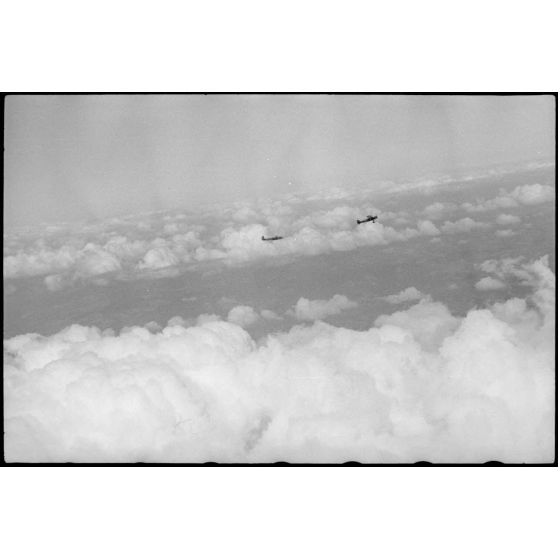 Parti du terrain d'aviation de Valence, un vol d'entraînement de jeunes pilotes aux commandes de planeurs du IIIe groupe du Luftlandegeschwader 1.