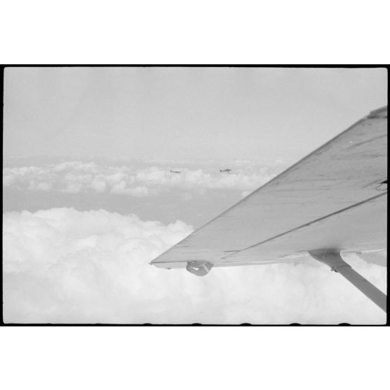 Parti du terrain d'aviation de Valence, un vol d'entraînement de jeunes pilotes aux commandes de planeurs du IIIe groupe du Luftlandegeschwader 1.