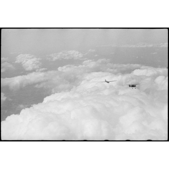 Parti du terrain d'aviation de Valence, un vol d'entraînement de jeunes pilotes aux commandes de planeurs du IIIe groupe du Luftlandegeschwader 1.