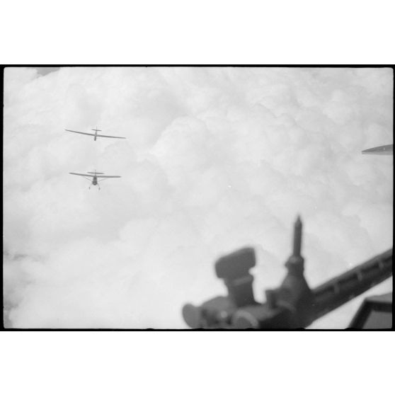 Parti du terrain d'aviation de Valence, un vol d'entraînement de jeunes pilotes aux commandes de planeurs du IIIe groupe du Luftlandegeschwader 1.