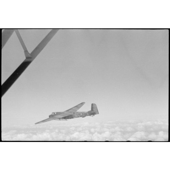 Parti du terrain d'aviation de Valence, un vol d'entraînement de jeunes pilotes aux commandes de planeurs du IIIe groupe du Luftlandegeschwader 1.