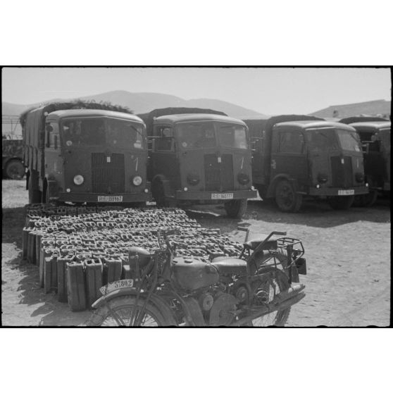 Peu après la capitulation des armées italiennes signée le 8 septembre 1943, les troupes aéroportées allemandes capturent du matériel militaire italien.