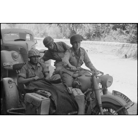 Dans le secteur de Monterotondo au nord-ouest de Rome, des parachutistes allemands du 6e régiment parachutiste allemand (II./Fallschirmjäger.Regiment.6) sur un side-car BMW R75.