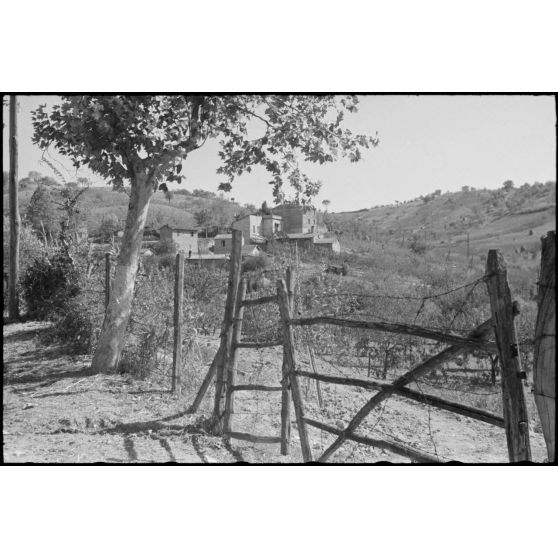 Aperçu de la ville de Monterotondo après les affrontements entre les soldats italiens et les parachutistes allemands.