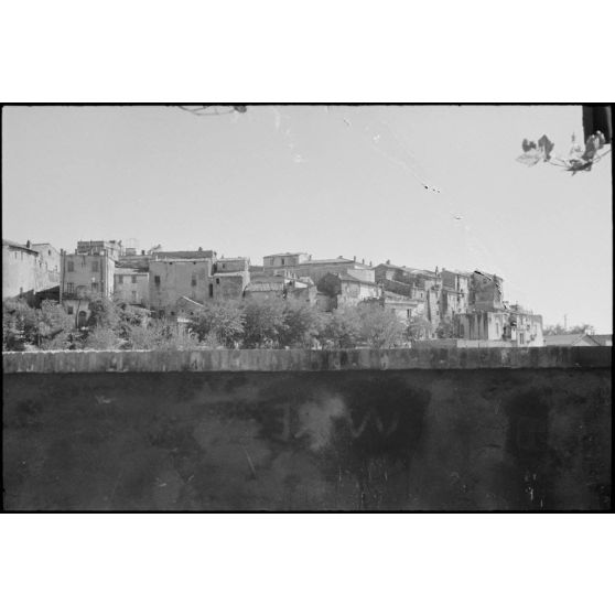 Aperçu de la ville de Monterotondo après les affrontements entre les soldats italiens et les parachutistes allemands.