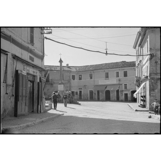 Aperçu de la ville de Monterotondo après les affrontements entre les soldats italiens et les parachutistes allemands.