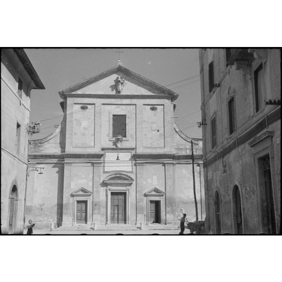 Aperçu de la ville de Monterotondo après les affrontements entre les soldats italiens et les parachutistes allemands.