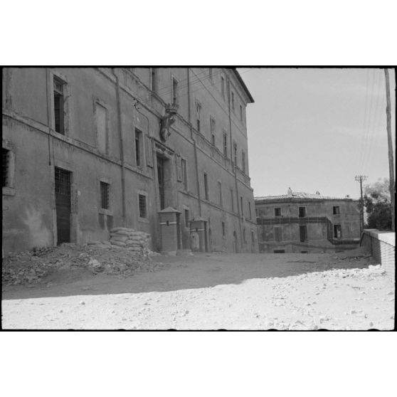 A Monterotondo, le palais Orsini après les affrontements entre les soldats italiens et les parachutistes allemands.