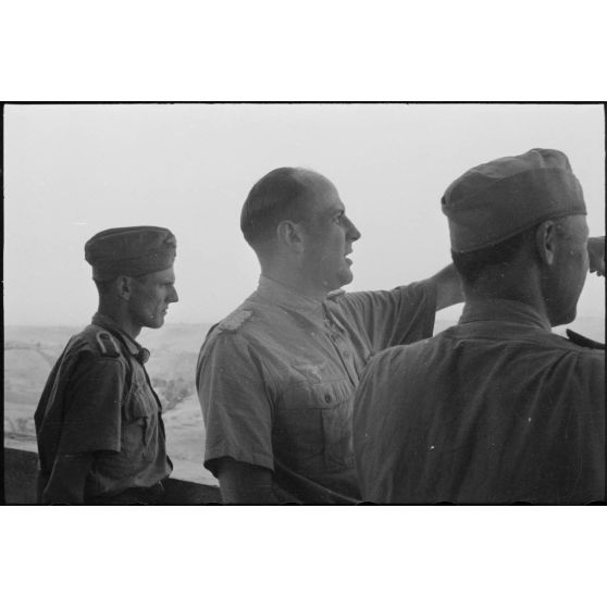 A Monterotondo, le commandant Walter Gericke du 6e régiment parachutiste allemand (II./Fallschirmjäger.Regiment.6) sur les hauteurs du palais Orsini.