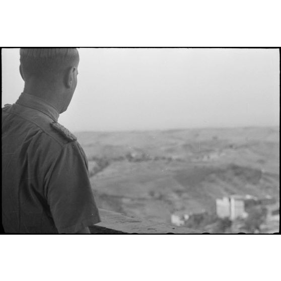 Le commandant Walter Gericke du 6e régiment parachutiste allemand (II./Fallschirmjäger.Regiment.6) sur les hauteurs du palais Orsini à Monterotondo.