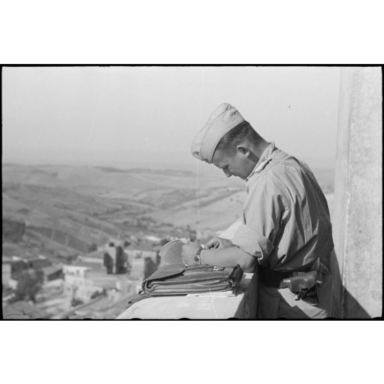 Un lieutenant du 6e régiment parachutiste allemand (II./Fallschirmjäger.Regiment.6) sur les hauteurs du palais Orsini à Monterotondo.