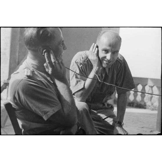 Le commandant Walter Gericke et un officier médecin du 6e régiment parachutiste allemand (II./Fallschirmjäger.Regiment.6) sur les hauteurs du palais Orsini à Monterotondo.