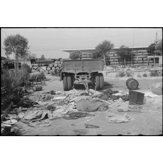 A Monterotondo (Latium), le matériel abandonné par les défenseurs italiens autour de la gare lors de l'attaque des parachutistes allemands.