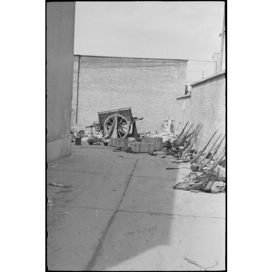 A Monterotondo (Latium), le matériel abandonné par les défenseurs italiens autour de la gare lors de l'attaque des parachutistes allemands.