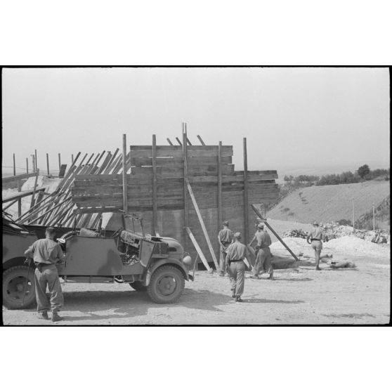 A Monterotondo, les fortifications italiennes non achevées suscitent l'intérêt des parachutistes allemands du II.Fallschirmjäger.6.