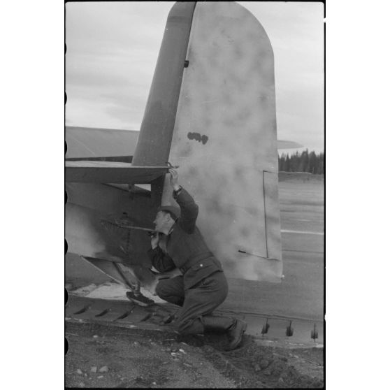 Des vérifications d'usage avant une mission pour un planeur DFS-230 du Luftlandegeschwader 1 (8./LLG 1) sur la piste du terrain d'aviation de Banak.