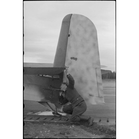 Des vérifications d'usage avant une mission pour un planeur DFS-230 du Luftlandegeschwader 1 (8./LLG 1) sur la piste du terrain d'aviation de Banak.