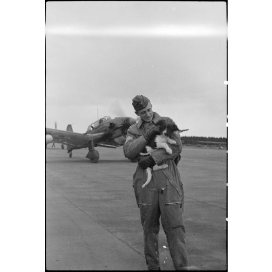 Sur l'aérodrome de Banak (secteur de Trondheim), un pilote de Junkers Ju-87 lors de manœuvres du 8./LLG 1 (Lulftlandegeschwader 1).