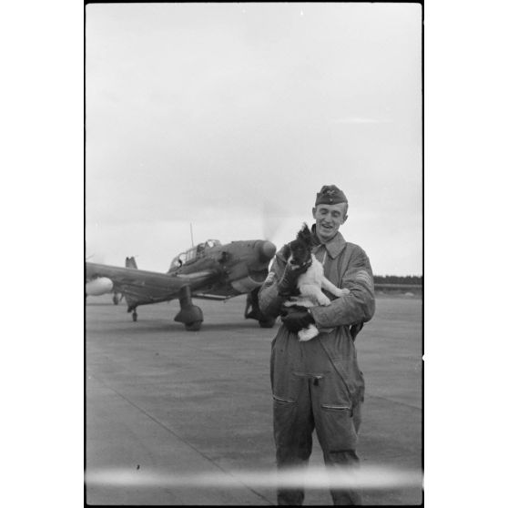 Sur l'aérodrome de Banak (secteur de Trondheim), un pilote de Junkers Ju-87 lors de manœuvres du 8./LLG 1 (Lulftlandegeschwader 1).