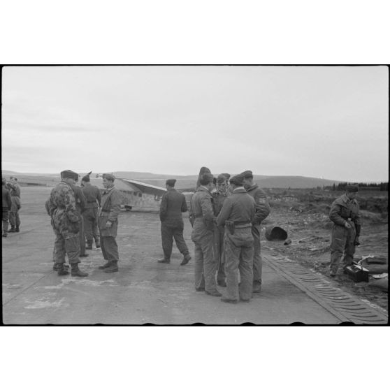 Des pilotes de Junkers Ju-87 Stuka et des équipages de planeurs du 8./LLG 1 (Lulftlandegeschwader 1) peu avant une manoeuvre depuis le terrain d'aviation de Banak.