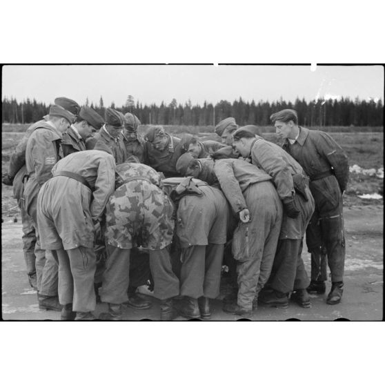 Un briefing de pilotes de Junkers Ju-87 et d'équipages de planeurs DFS-230 du 8./LLG 1 (Lulftlandegeschwader 1) sur l'aérodrome de Banak (secteur de Trondheim).