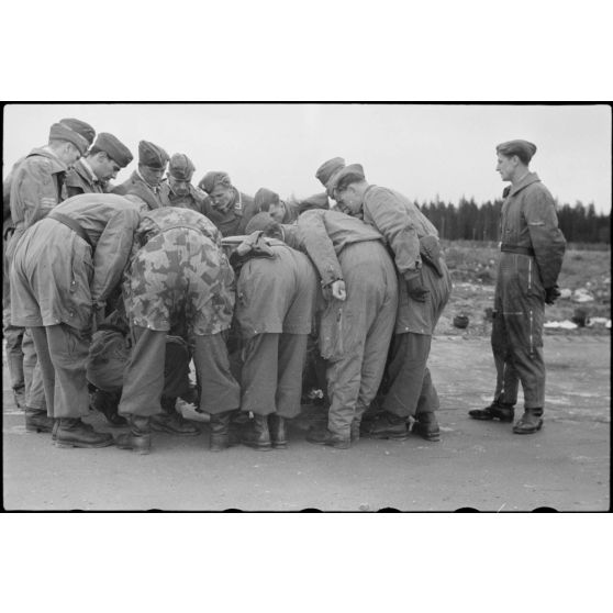 Un briefing de pilotes de Junkers Ju-87 et d'équipages de planeurs DFS-230 du 8./LLG 1 (Lulftlandegeschwader 1) sur l'aérodrome de Banak (secteur de Trondheim).