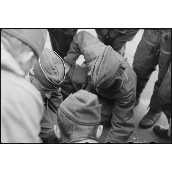 Un briefing de pilotes de Junkers Ju-87 et d'équipages de planeurs DFS-230 du 8./LLG 1 (Lulftlandegeschwader 1) sur l'aérodrome de Banak (secteur de Trondheim).