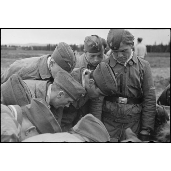 Un briefing de pilotes de Junkers Ju-87 et d'équipages de planeurs DFS-230 du 8./LLG 1 (Lulftlandegeschwader 1) sur l'aérodrome de Banak (secteur de Trondheim).