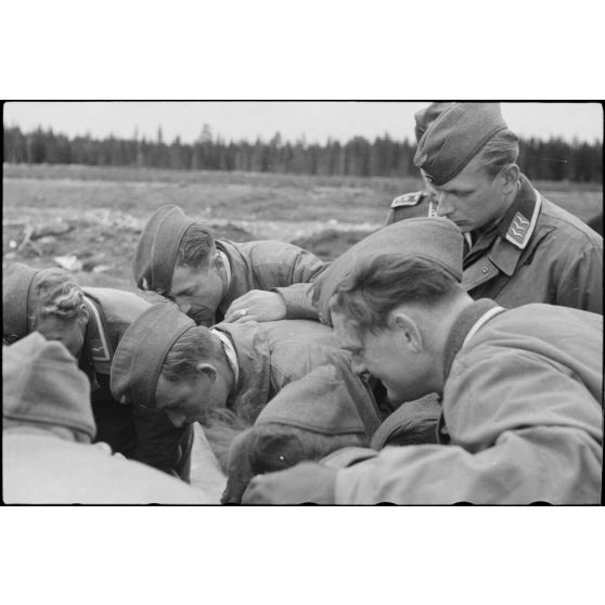 Un briefing de pilotes de Junkers Ju-87 et d'équipages de planeurs DFS-230 du 8./LLG 1 (Lulftlandegeschwader 1) sur l'aérodrome de Banak (secteur de Trondheim).