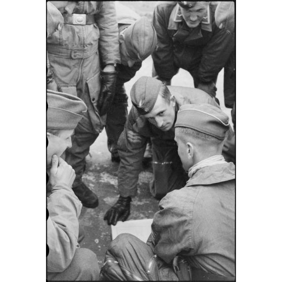 Un briefing de pilotes de Junkers Ju-87 et d'équipages de planeurs DFS-230 du 8./LLG 1 (Lulftlandegeschwader 1) sur l'aérodrome de Banak (secteur de Trondheim).