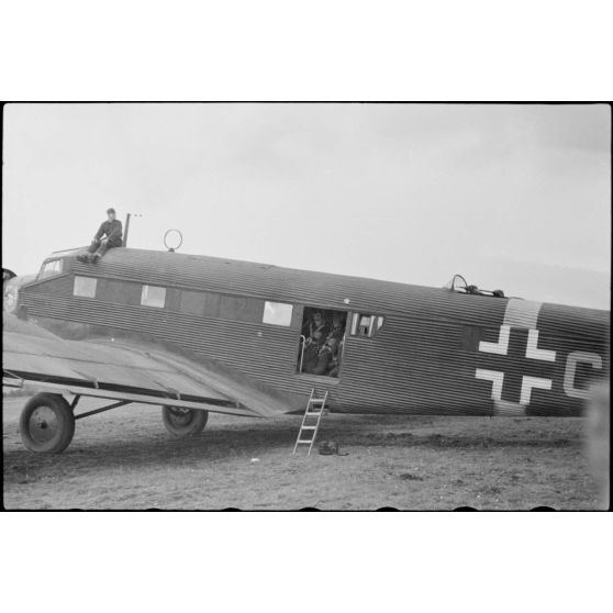 Un avion de transport Junkers Ju-52 est chargé de mannequins parachutistes lors de manœuvres sur le terrain d'aviation de Banak en Norvège du 8./LLG 1 (Lulftlandegeschwader 1).