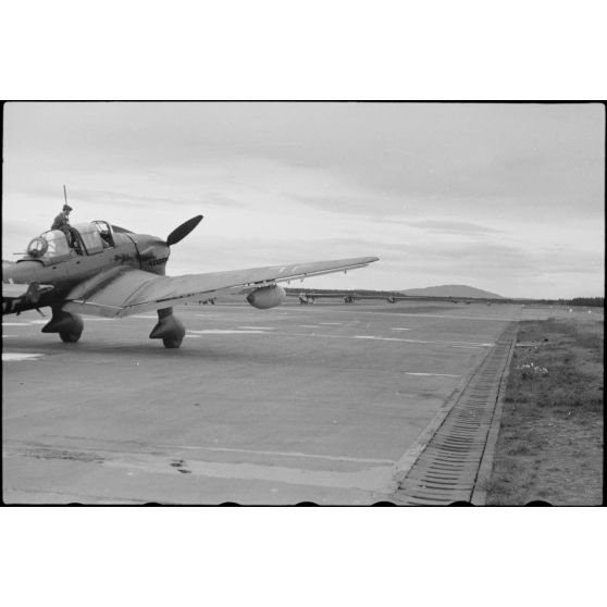 Un Junkers Ju-87 Stuka s'apprète à remorquer un planeur DFS-230 du 8./LLG 1 (Lulftlandegeschwader 1).