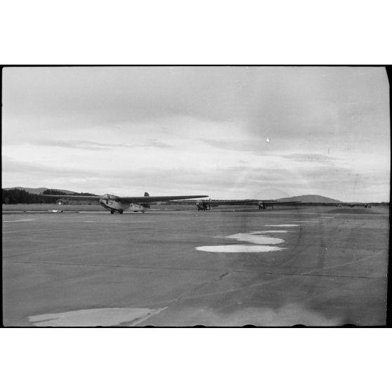 En Norvège, sur le terrain de Banak où stationne le 8./LLG 1 (Lulftlandegeschwader 1), des planeurs DFS-230 et leur équipage vont participer à un exercice.