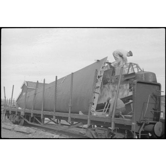 Sur le terrain d'aviation de Gardermoen, le personnel du 8./LLG 1 (Lulftlandegeschwader 1) fixe les planeurs DFS-230 sur des wagons de chemin de fer.