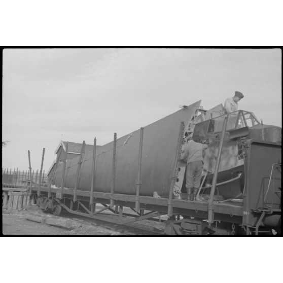 Sur le terrain d'aviation de Gardermoen, le personnel du 8./LLG 1 (Lulftlandegeschwader 1) fixe les planeurs DFS-230 sur des wagons de chemin de fer.