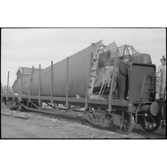 Sur le terrain d'aviation de Gardermoen, le personnel du 8./LLG 1 (Lulftlandegeschwader 1) fixe les planeurs DFS-230 sur des wagons de chemin de fer.