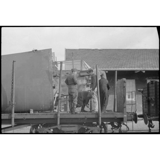 Sur le terrain d'aviation de Gardermoen, le personnel du 8./LLG 1 (Lulftlandegeschwader 1) fixe les planeurs DFS-230 sur des wagons de chemin de fer.