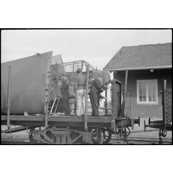 Sur le terrain d'aviation de Gardermoen, la mascotte du 8./LLG 1 (Lulftlandegeschwader 1) vient perturber le personnel du groupe lors de la fixation des planeurs DFS-230 sur des wagons de chemin de fer.