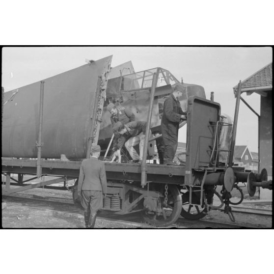 Sur le terrain d'aviation de Gardermoen, la mascotte du 8./LLG 1 (Lulftlandegeschwader 1) vient perturber le personnel du groupe lors de la fixation des planeurs DFS-230 sur des wagons de chemin de fer.