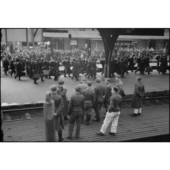 Lors d'un arrêt dans une gare, des personnels du 8./Luftlande-geschwader 1 (8./LLG1) assistent au ballet des persmissionnaires sur le quai.